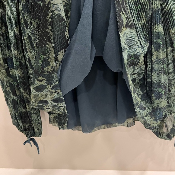 Wilfred Aritzia Talence Blouse Green & Black Python Snake Print Pleated size XS - Picture 5 of 8